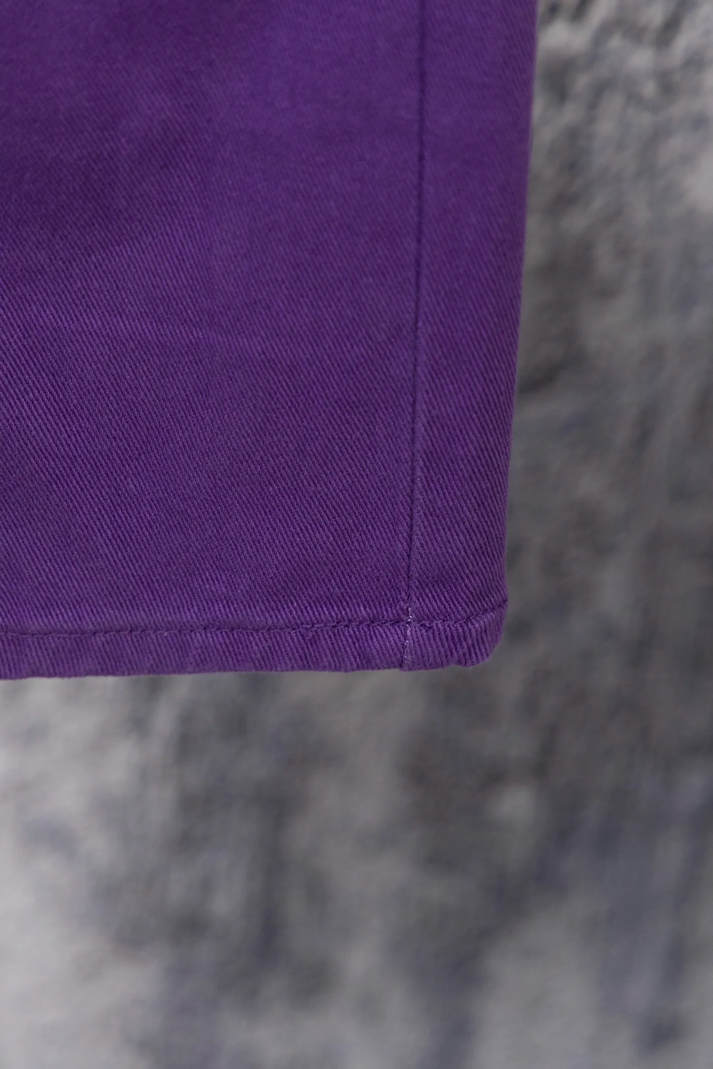 P240 CH Chromehearts Dopamine Purple Cross-Patch Leather Purple Jeans. Cabinet price is 34W level. Patched cross pattern embellishment, washed jeans! ! An absolutely high-end luxury product, a 1.9W-level god-level single product, a super popular product, made by top heavy industry, a magic weapon that cannot be missed! [About Zangyin] This is an extremely luxurious fashion brand that can also be called the aristocracy of the high street. It has always been an exclusive brand for some hipsters or rich second generations. Compared with ordinary high streets, it is more luxurious and noble. Compared with luxury brands, it is more fashionable and individual. It has always been a brand that I have a special liking for. [Top heavy industry fashion design] Consistently high-street luxury style. Speaking of this style, the Zangyin family and GU family are definitely the leading representative brands. Especially the Zangyin family has really achieved a state-of-the-art effect in creating high-street style. The unique washed material is used to create this style. The color system is already quite eye-catching. After it is decorated with patchwork cross flowers, it cleverly highlights the charm of the brand. Secondly, this style uses classic The high-waist cutting design highlights the long legs and fashionable temperament of the upper body. The brand is highly recognizable and the slim fit configuration is more suitable for daily wear. It is a product that interprets personality, fashion, and specifications at a glance. This single product is enough to make any fan excited. It can be a white T-shirt for a youthful college style, or a tight suspender for a royal style. It has strong matching ability and can be easily controlled by men.  [Materials and craftsmanship] Needless to say, this point goes without saying. As an excellent craftsman brand, Zangyin’s requirements for details and craftsmanship are really perfect. The washed color of this model has gone through so many processes, not to mention the embellishment of denim appliques. It is also purely hand-made and sewn. Just like what they believe in, only hand-made things have soul and have the meaning of wear. A top-notch heavy-duty fashionable denim item, I look forward to your perfect interpretation! !  Color: Purple Size: 28-34